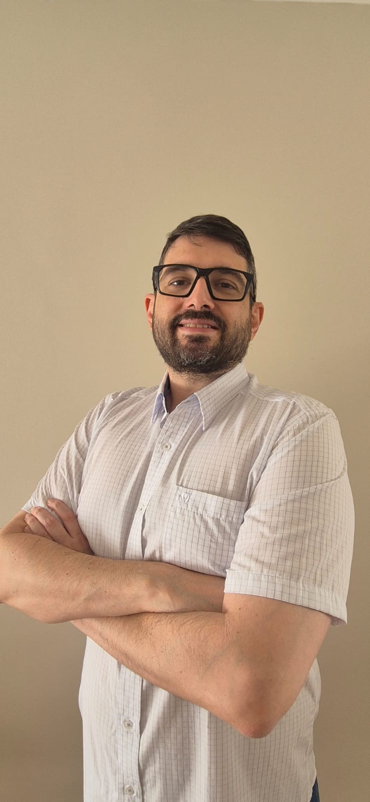 Marcelo Marzola Duarte, psicólogo, em pé no consultório